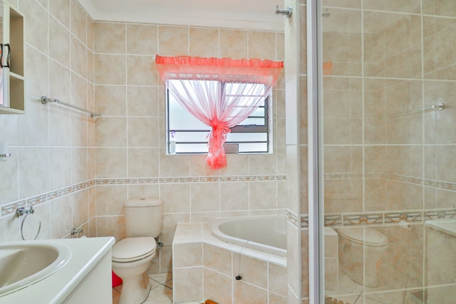 4 Bedroom Property for Sale in Fraaiuitsig Western Cape